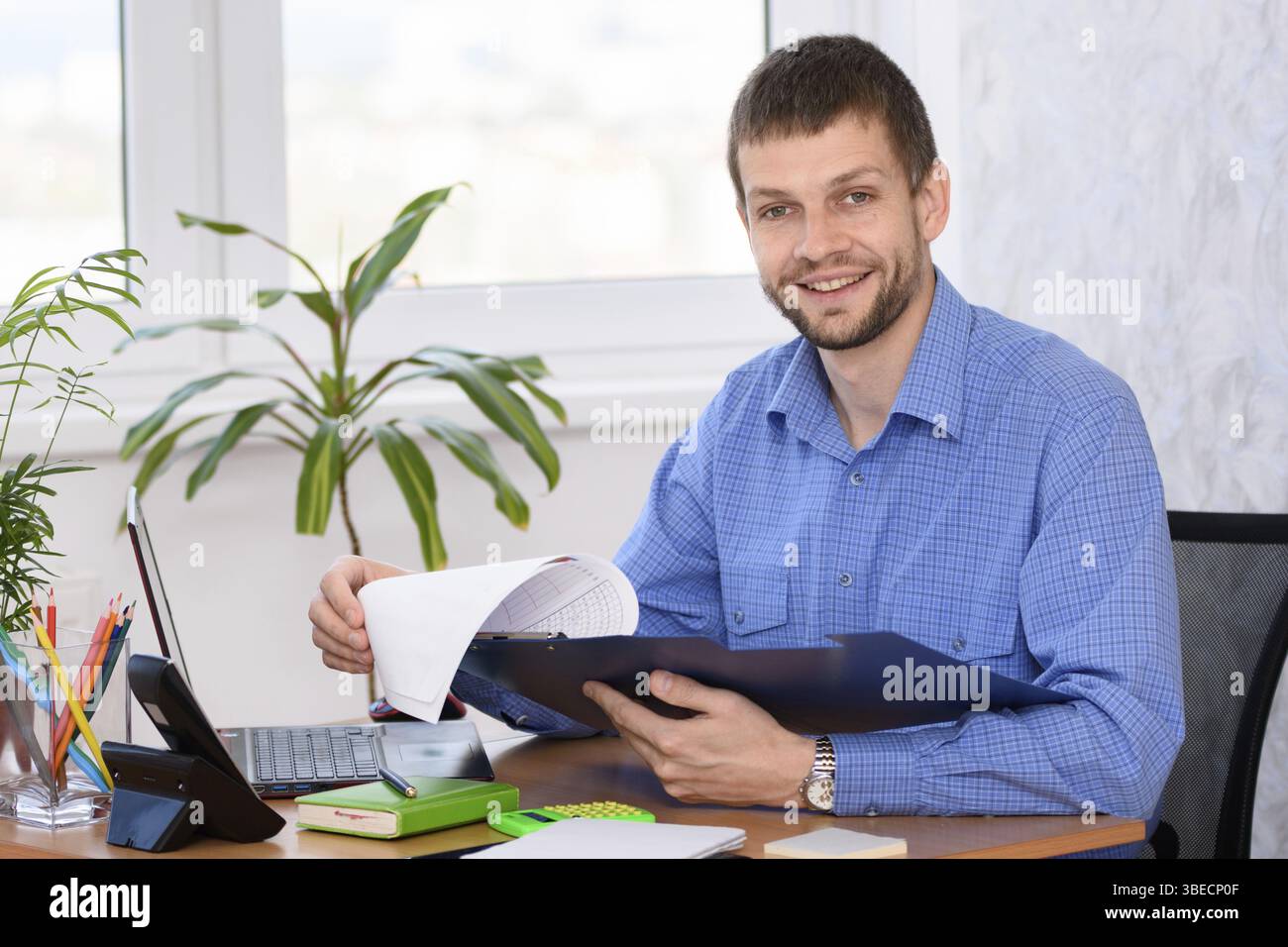 Homme d'affaires prospère sur le lieu de travail au bureau Banque D'Images