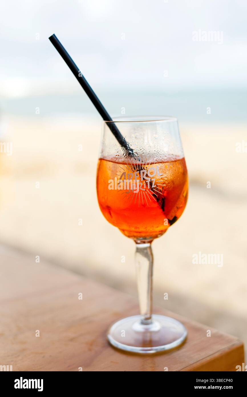 Aperol Spritz, nature morte d'une boisson sur fond flou Banque D'Images
