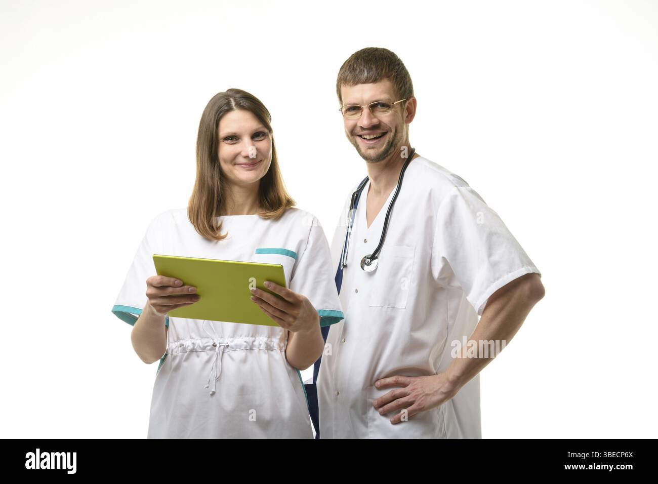 Le médecin et l'infirmière discutent des tests du patient et regardez bien dans le cadre Banque D'Images Le médecin et l'infirmière discutent des tests du patient et regardez bien dans le cadre Banque D'Images