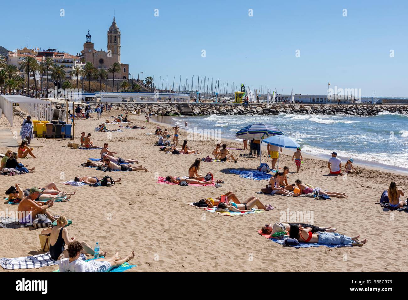 Espagne, Sitges, scène de plage avec des gens appréciant la plage Banque D'Images