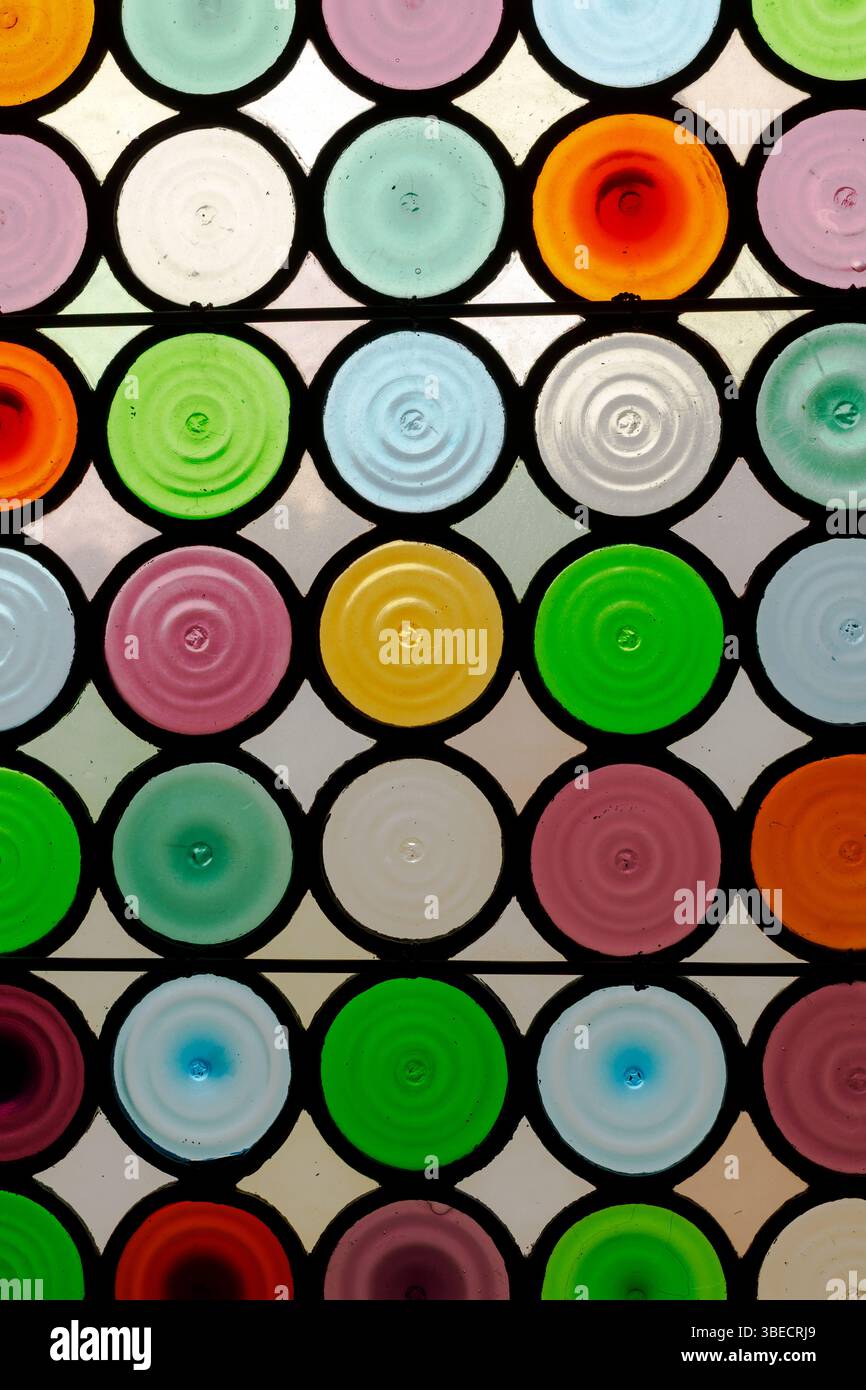 Espagne, Sitges, Musée Cau Ferrat, verre vénitien soufflé à la main en multicolore utilisé comme traitement de fenêtre. Banque D'Images