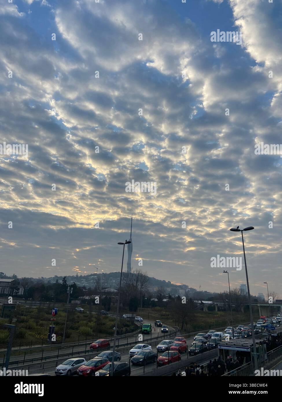 Une vue unique sur les bâtiments historiques le long de la côte du côté asiatique d'Istanbul, pris sur la route de Üsküdar à Altunizade. - Image de stock capturée avec un smartphone