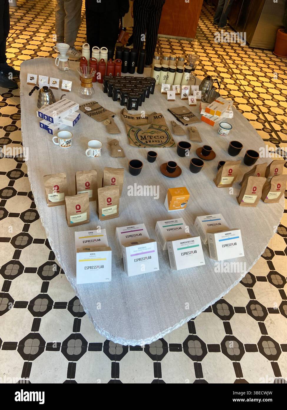 Bougies parfumées artisanales et savons exposés sur une table dans un marché intérieur à Istanbul. - Image de stock capturée avec un smartphone