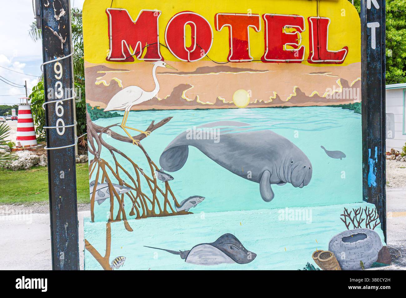 Florida Key Largo Florida Keys, US Highway route 1, Overseas Highway, motel de bord de route, hébergement, budget, signe, vie marine, lamantin, aigrette, art extérieur, murale, FL09 Banque D'Images