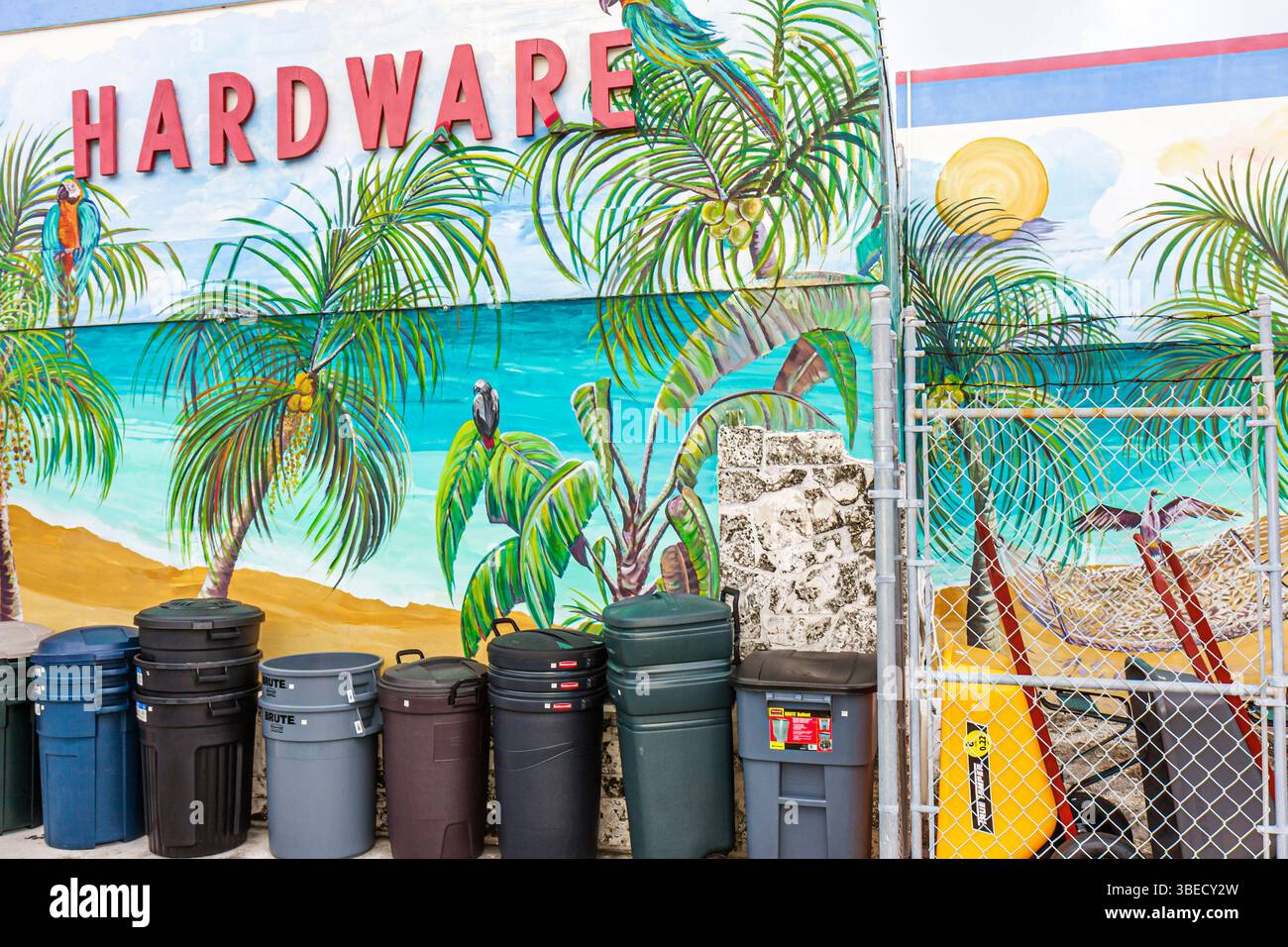 Florida Florida Keys, Islamorada, US Highway route 1, Overseas Highway, Ace Hardware, murale tropicale, produits ménagers, poubelles en caoutchouc, conteneurs, île Banque D'Images
