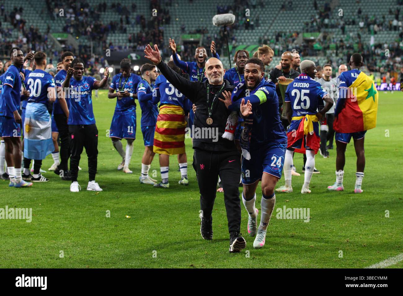 WROCLAW, POLOGNE - 28 mai 2025 : Enzo Maresca, entraîneur-chef de Chelsea, célèbre avec sa médaille de vainqueur et Reece James de Chelsea après la finale de l'UEFA Conference League entre Real Betis et Chelsea FC à la Tarczynski Arena (crédit : Craig Mercer/ Alamy Live News) Banque D'Images WROCLAW, POLOGNE - 28 mai 2025 : Enzo Maresca, entraîneur-chef de Chelsea, célèbre avec sa médaille de vainqueur et Reece James de Chelsea après la finale de l'UEFA Conference League entre Real Betis et Chelsea FC à la Tarczynski Arena (crédit : Craig Mercer/ Alamy Live News) Banque D'Images