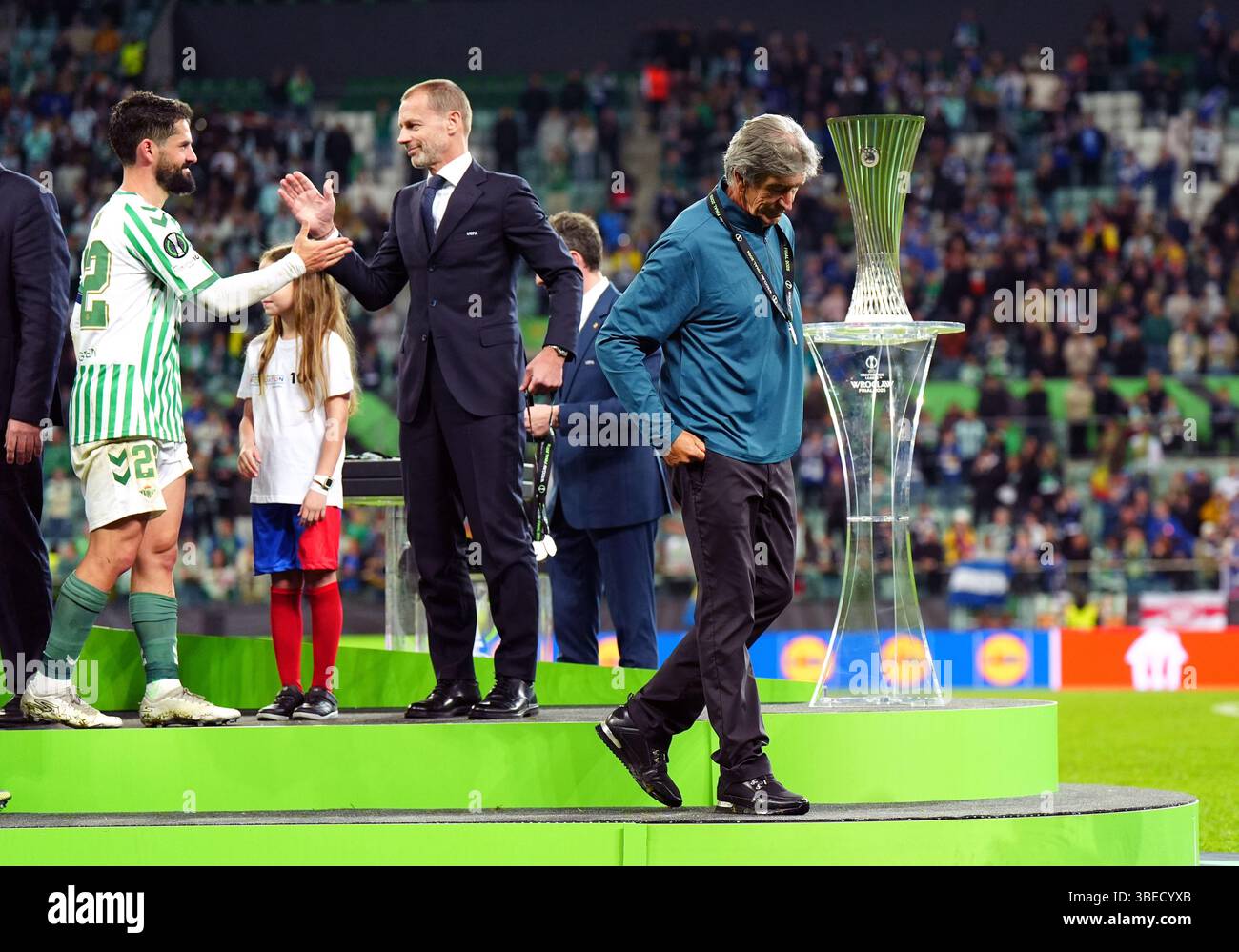 Le manager du Real Betis Manuel Pellegrini passe devant le trophée après le match final de l'UEFA Conference League au Tarczynski Arena Wroclaw, en Pologne. Date de la photo : mercredi 28 mai 2025. Banque D'Images