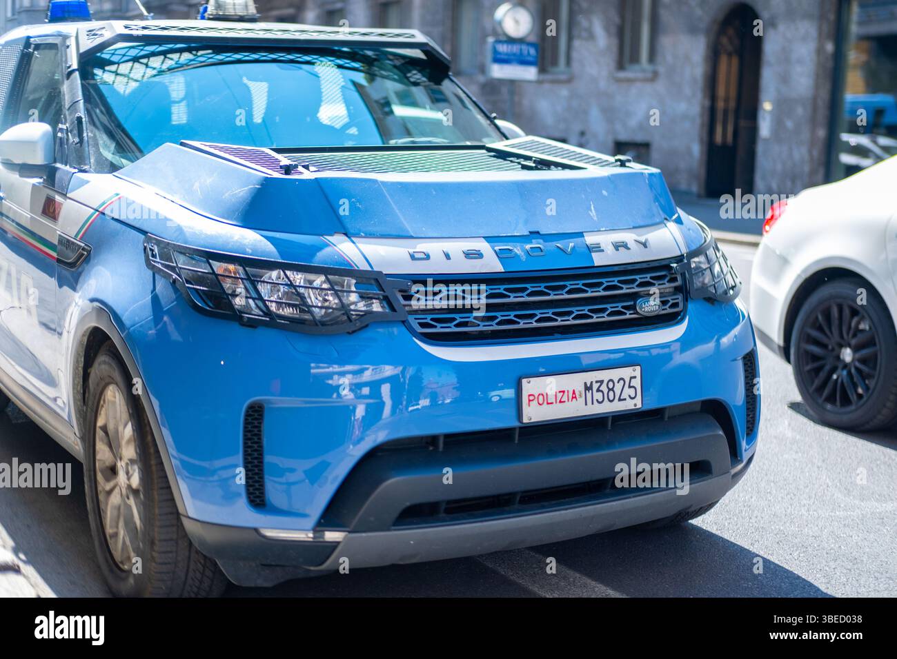 Police italienne en patrouille, Land Rover Discovery sur la rue ensoleillée de Milan, véhicule officiel Polizia, garé à Milan, Italie - 21 mai 2025 Banque D'Images