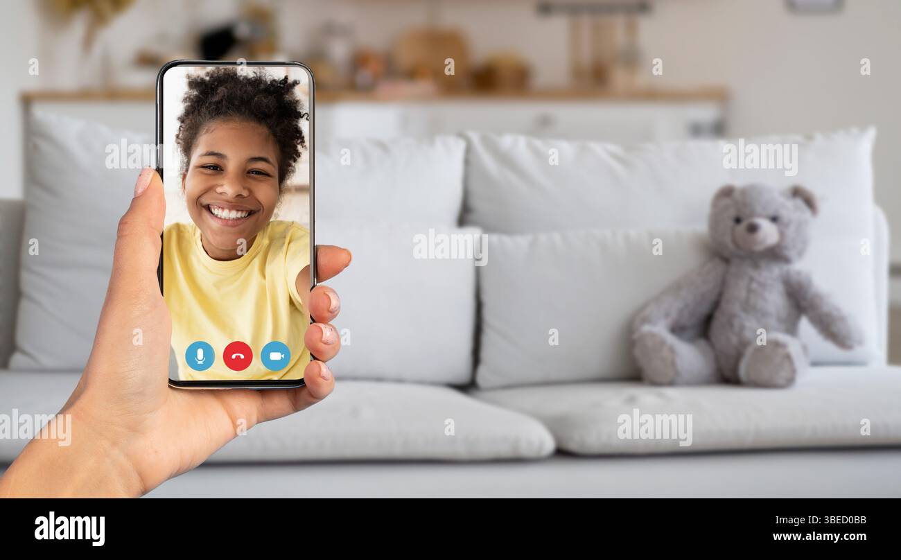 Passez des appels vidéo captivants à la maison avec un ami sur un smartphone Banque D'Images