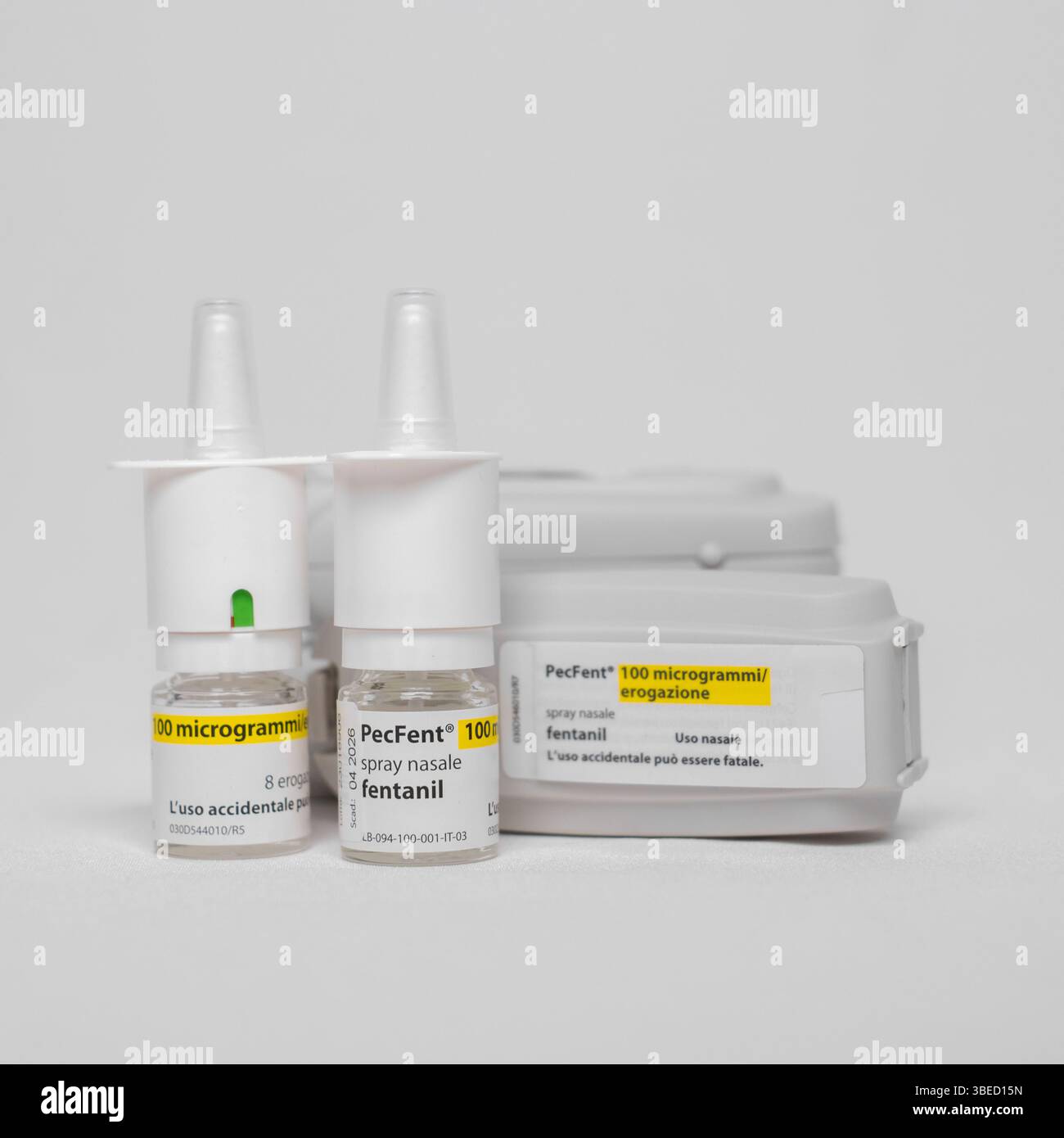 Kits de sécurité de fentanyl et inhalateurs nasaux. Opioïde utilisé dans le traitement de la douleur cancéreuse. Avertissement en italien : une utilisation accidentelle peut être mortelle. Banque D'Images