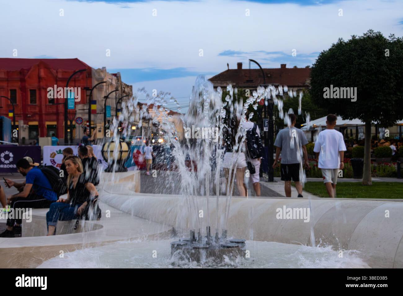 Fontaine d'eau dans la place de l'Union de la ville d'Oradea, Roumanie Banque D'Images