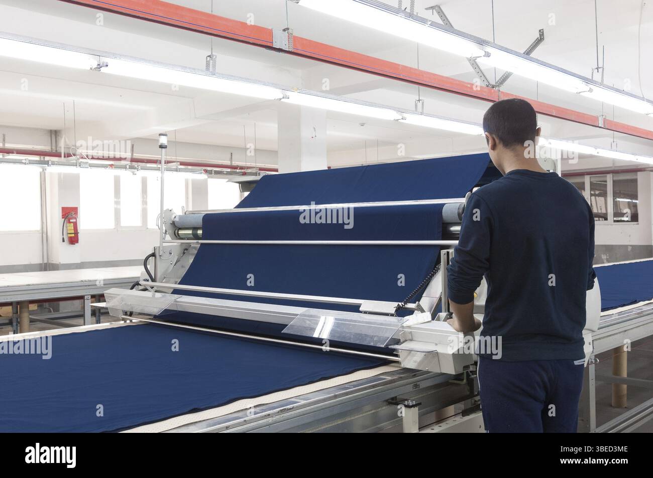 EQUIPEMENT pour la préparation de tissu dans une usine de vêtements Banque D'Images