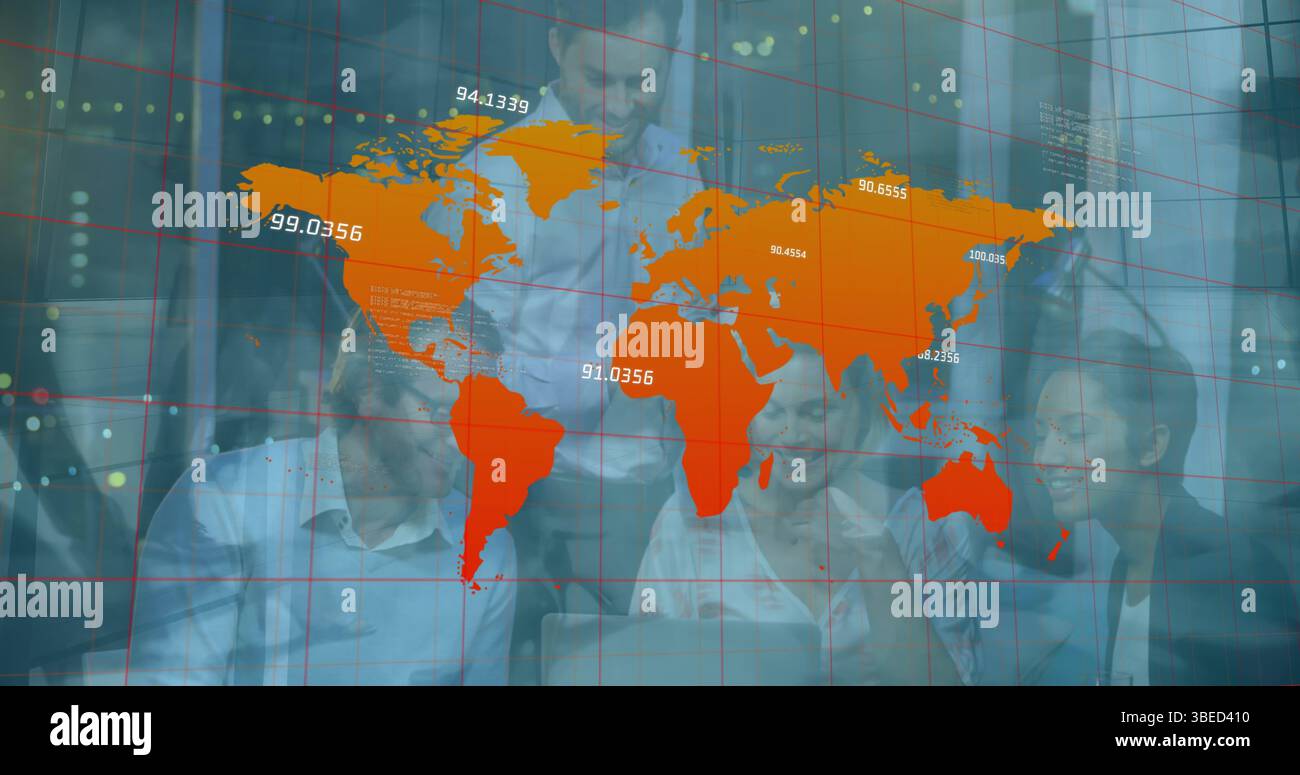Image de la carte du monde et coordonnées sur les personnes dans le bureau et timelapse avec les gens marchant Banque D'Images