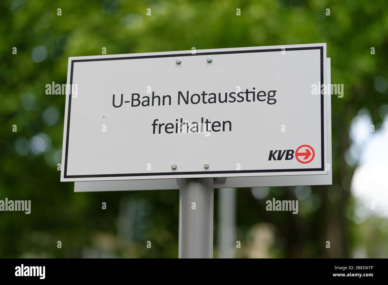 Cologne, Allemagne mai 26 2025 : panneau indiquant qu'une sortie de secours du métro de Cologne doit être dégagée Banque D'Images