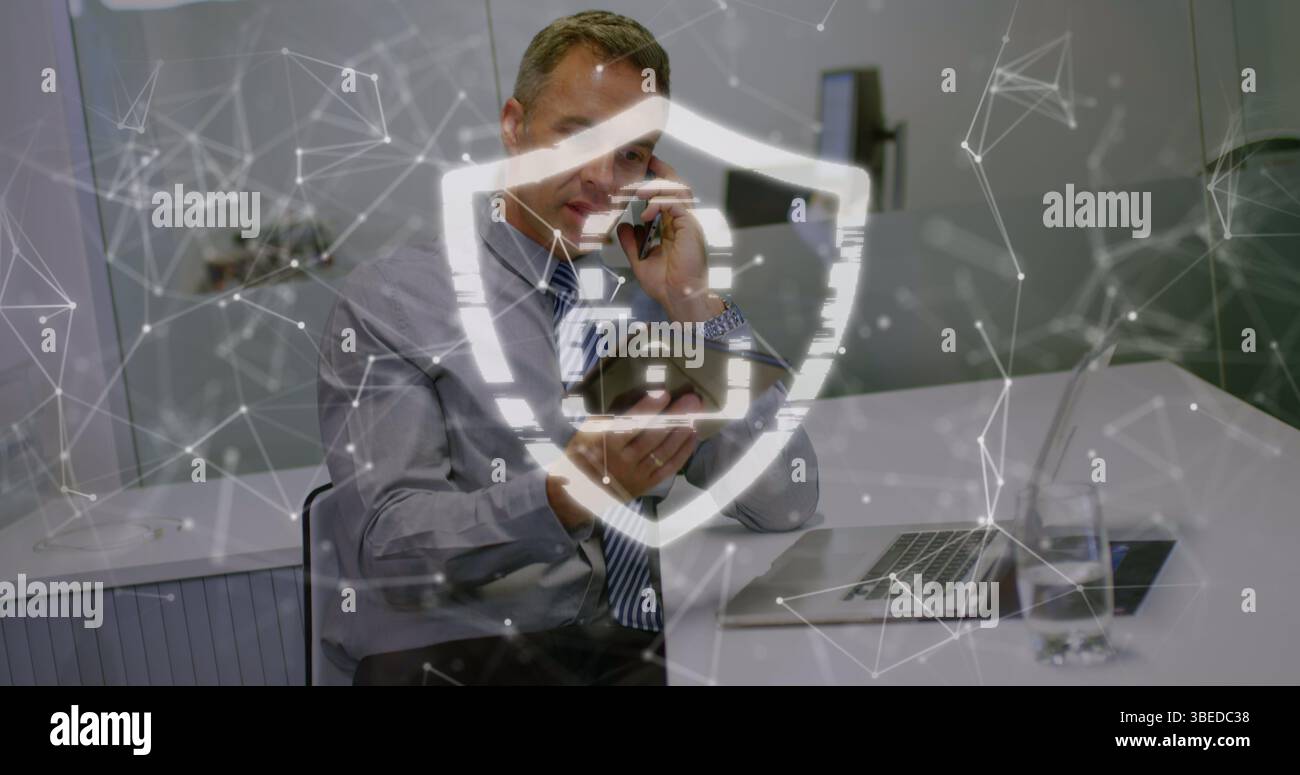 Image de l'icône de cadenas de sécurité sur l'homme d'affaires caucasien parlant sur smartphone au bureau Banque D'Images