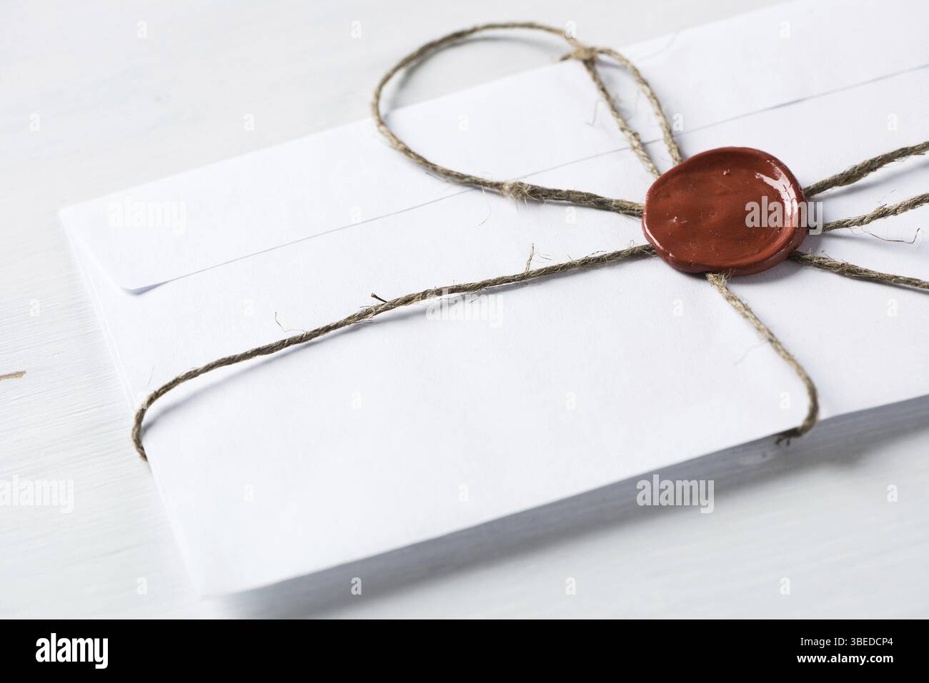 Vieille lettre enveloppe avec cachet de cire sur la surface en bois Banque D'Images
