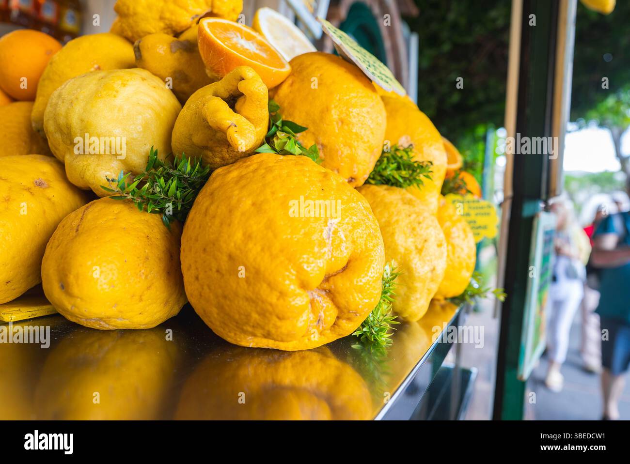 Grands citrons irréguliers avec de la verdure au marché extérieur de Capri, Italie Banque D'Images