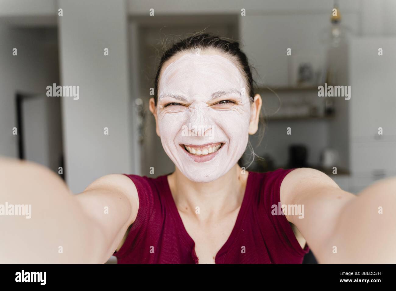 Femme caucasienne avec masque facial streaming en direct en tant que blogueuse de beauté. Banque D'Images