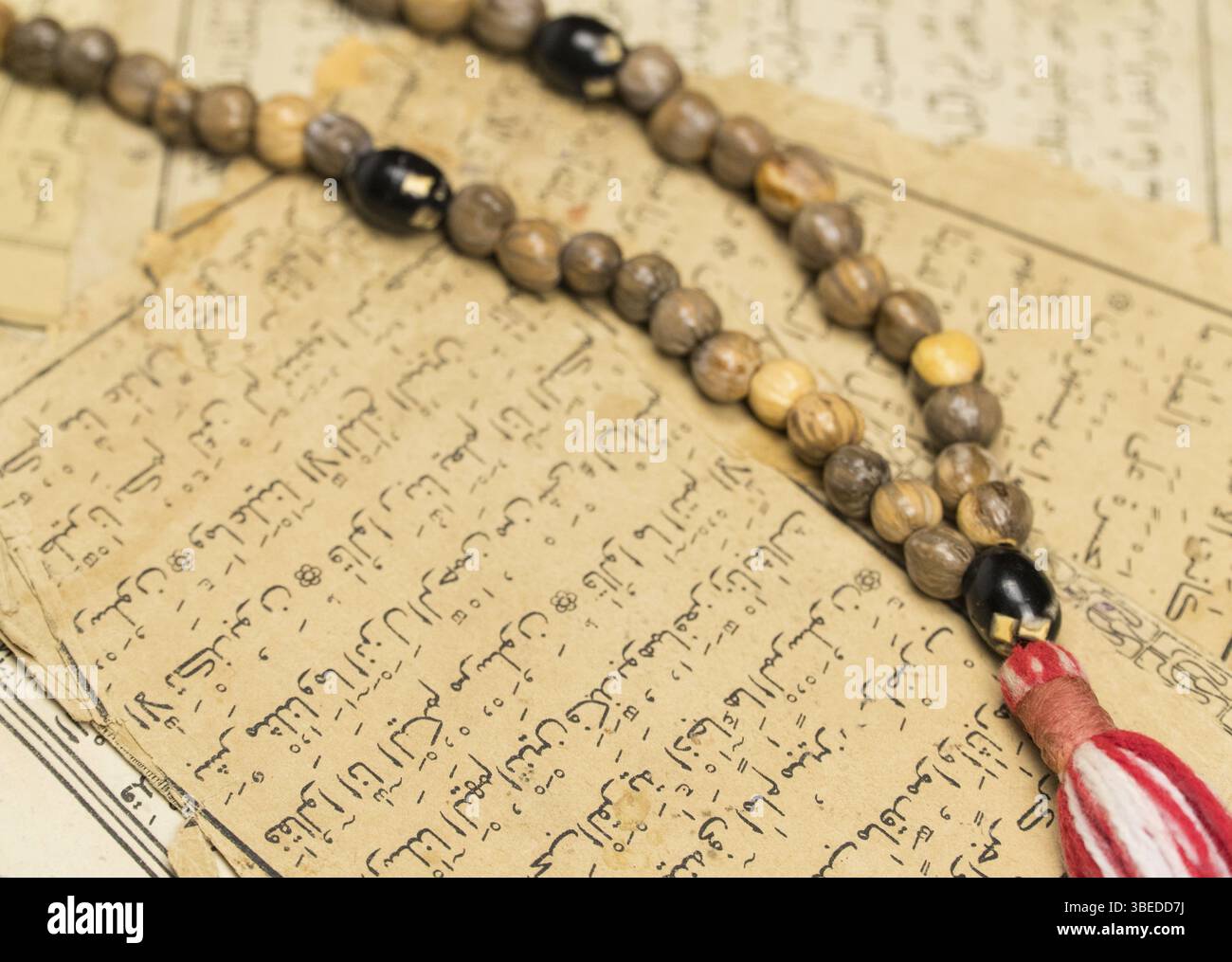 Perles de prière musulmanes avec des pages anciennes du Coran. Concepts islamiques et musulmans. Anciennes feuilles de papier du livre arabe Banque D'Images