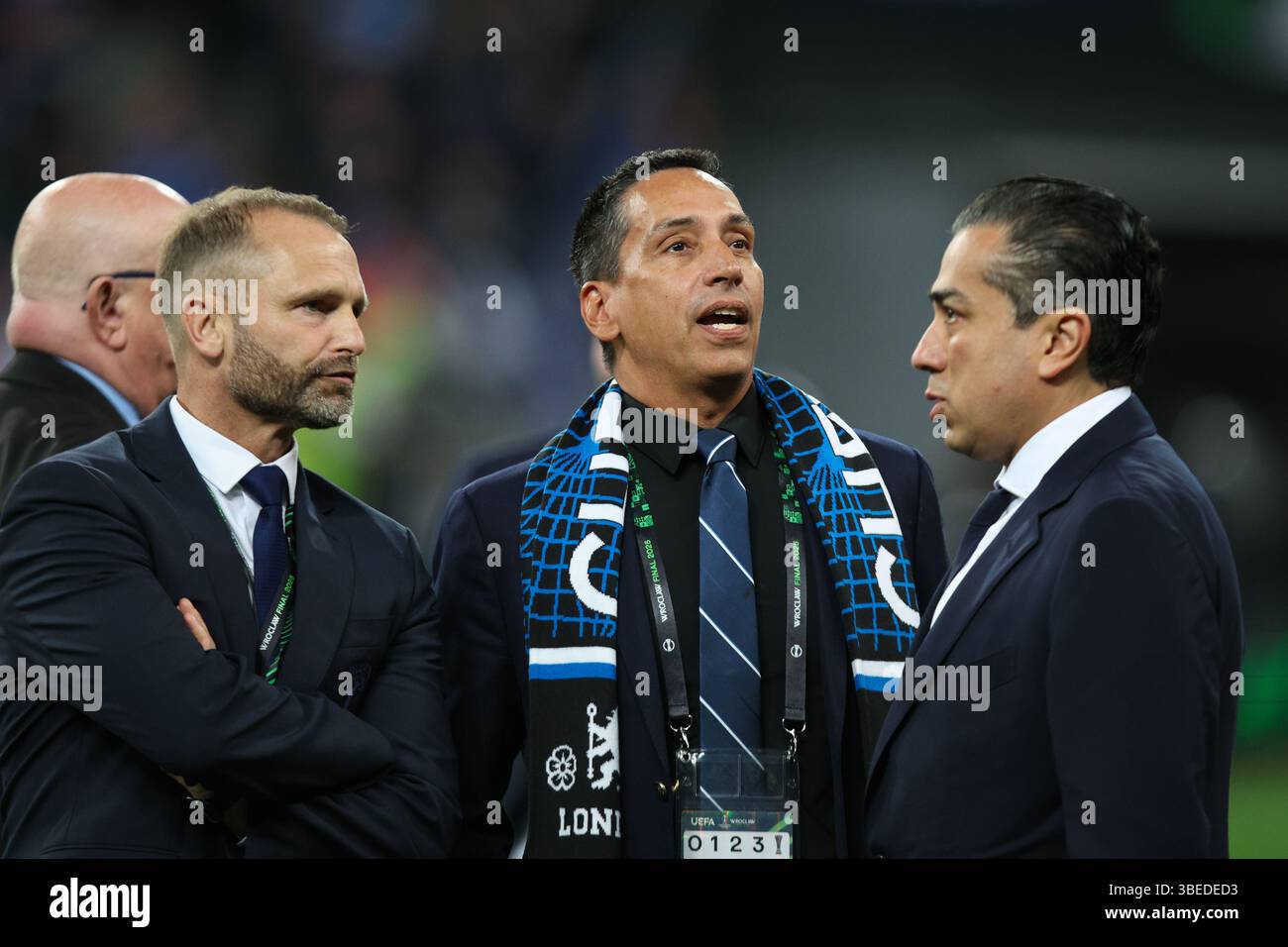 WROCLAW, POLOGNE - 28 mai 2025 : José E. Feliciano, associé directeur de Clearlake Capital et copropriétaire de Chelsea, avec Paul Winstanley, directeur du co-sport de Chelsea et Behdad Eghbali, copropriétaire de Chelsea, après la finale de la Conference League de l'UEFA entre Real Betis et Chelsea FC à la Tarczynski Arena (crédit : Craig Mercer/ Alamy Live News) Banque D'Images WROCLAW, POLOGNE - 28 mai 2025 : José E. Feliciano, associé directeur de Clearlake Capital et copropriétaire de Chelsea, avec Paul Winstanley, directeur du co-sport de Chelsea et Behdad Eghbali, copropriétaire de Chelsea, après la finale de la Conference League de l'UEFA entre Real Betis et Chelsea FC à la Tarczynski Arena (crédit : Craig Mercer/ Alamy Live News) Banque D'Images