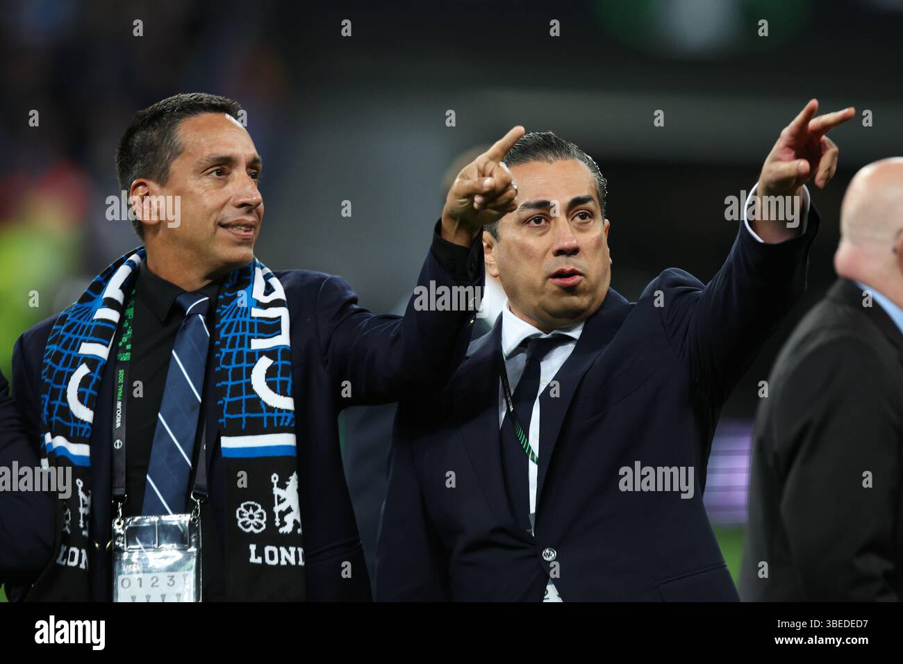 WROCLAW, POLOGNE - 28 mai 2025 : José E. Feliciano, associé directeur de Clearlake Capital et copropriétaire de Chelsea, avec Behdad Eghbali, copropriétaire de Chelsea, après la finale de la Conference League de l'UEFA entre Real Betis et Chelsea FC à la Tarczynski Arena (crédit : Craig Mercer/ Alamy Live News) Banque D'Images WROCLAW, POLOGNE - 28 mai 2025 : José E. Feliciano, associé directeur de Clearlake Capital et copropriétaire de Chelsea, avec Behdad Eghbali, copropriétaire de Chelsea, après la finale de la Conference League de l'UEFA entre Real Betis et Chelsea FC à la Tarczynski Arena (crédit : Craig Mercer/ Alamy Live News) Banque D'Images