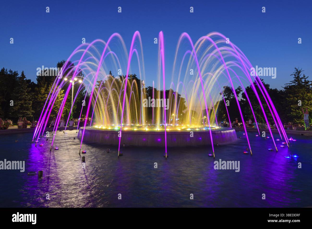 Anapa, Russie - 17 juillet 2020 : une belle fontaine multicolore à jets hauts, située près du bâtiment administratif dans la ville de la station balnéaire d'Anapa Banque D'Images