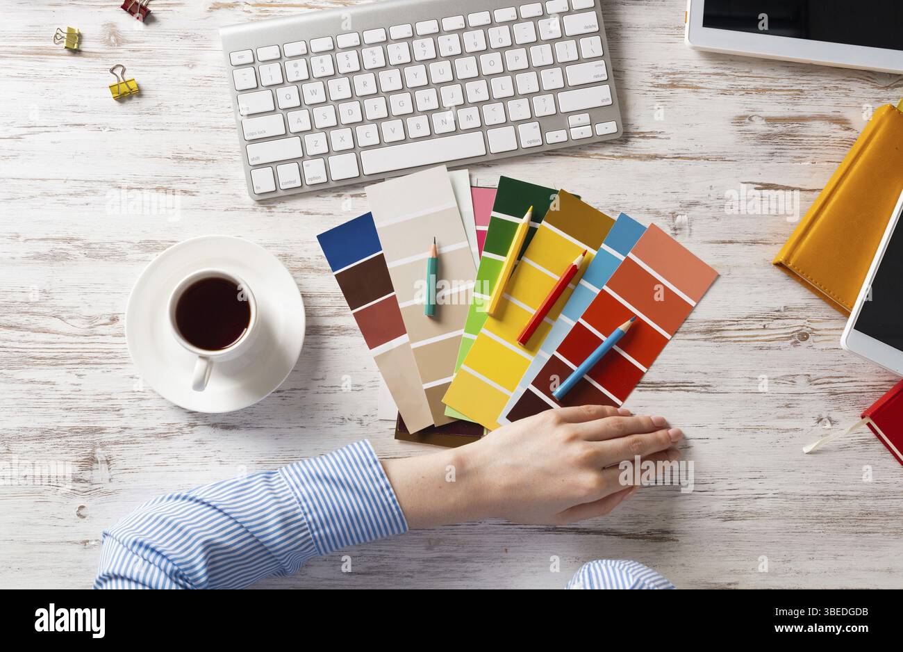 Concepteur Web choisissant des couleurs à partir de nuances au bureau en bois. Lieu de travail de bureau avec clavier d'ordinateur et tasse de café. Conception de l'interface utilisateur de mobi Banque D'Images