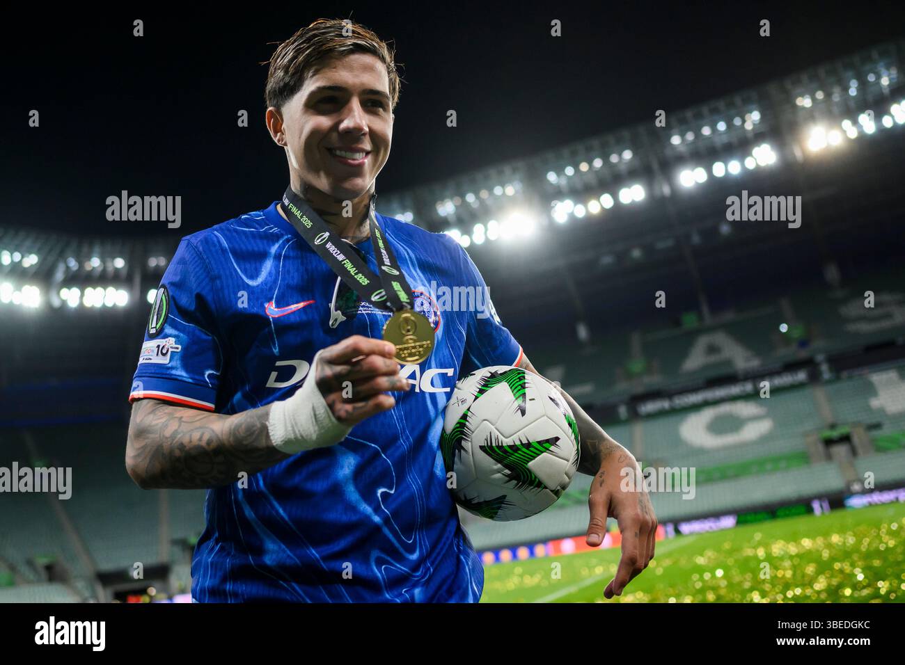 Enzo Fernandez du Chelsea FC célèbre lors de la cérémonie de remise des prix qui suit le match final de l'UEFA Conference League entre le Real Betis Balompie et le Chelsea FC. Banque D'Images