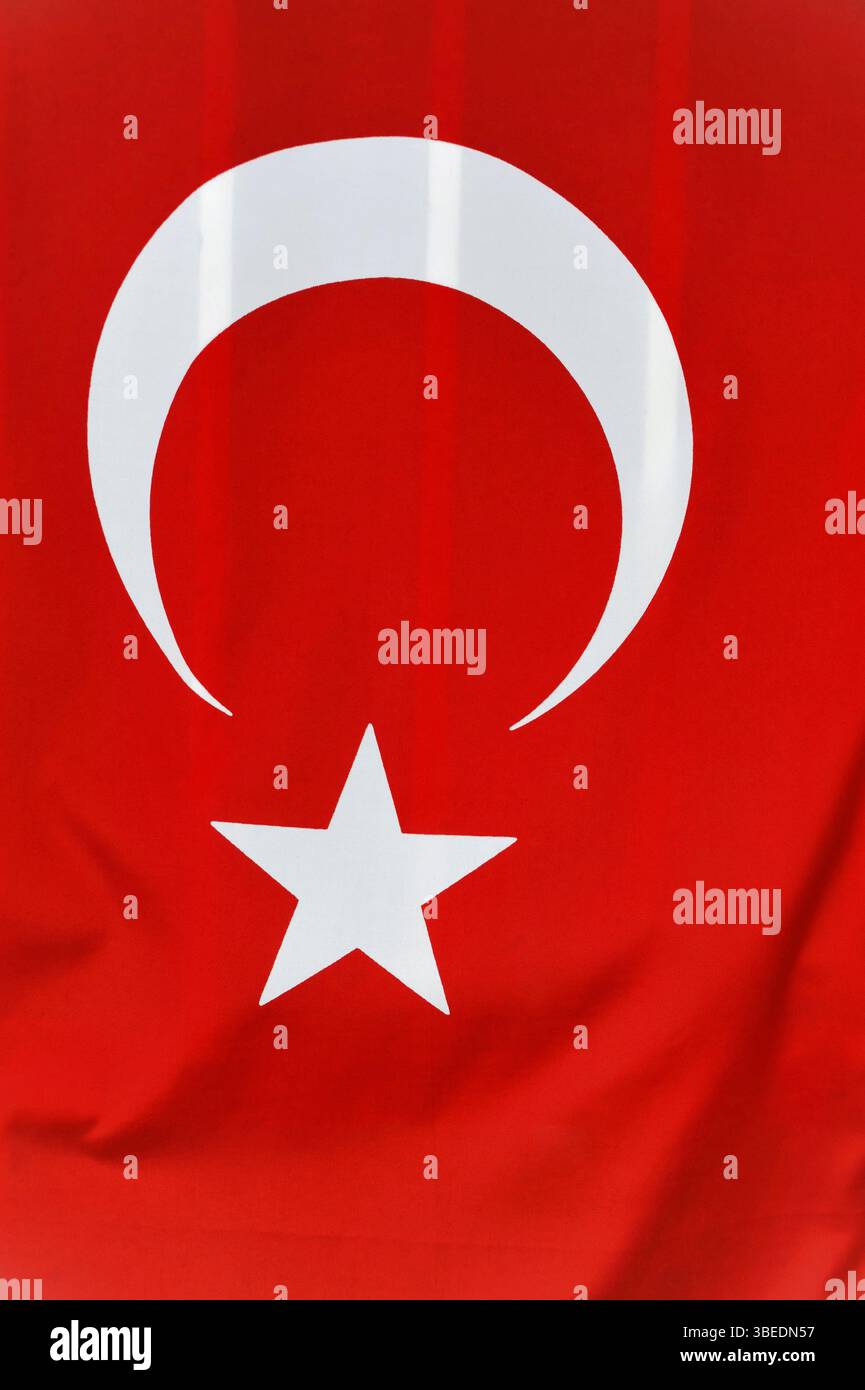 Drapeau turc avec croissant et étoile sur fond rouge, voyageant à Aphrodisias, Turquie, Asie Banque D'Images