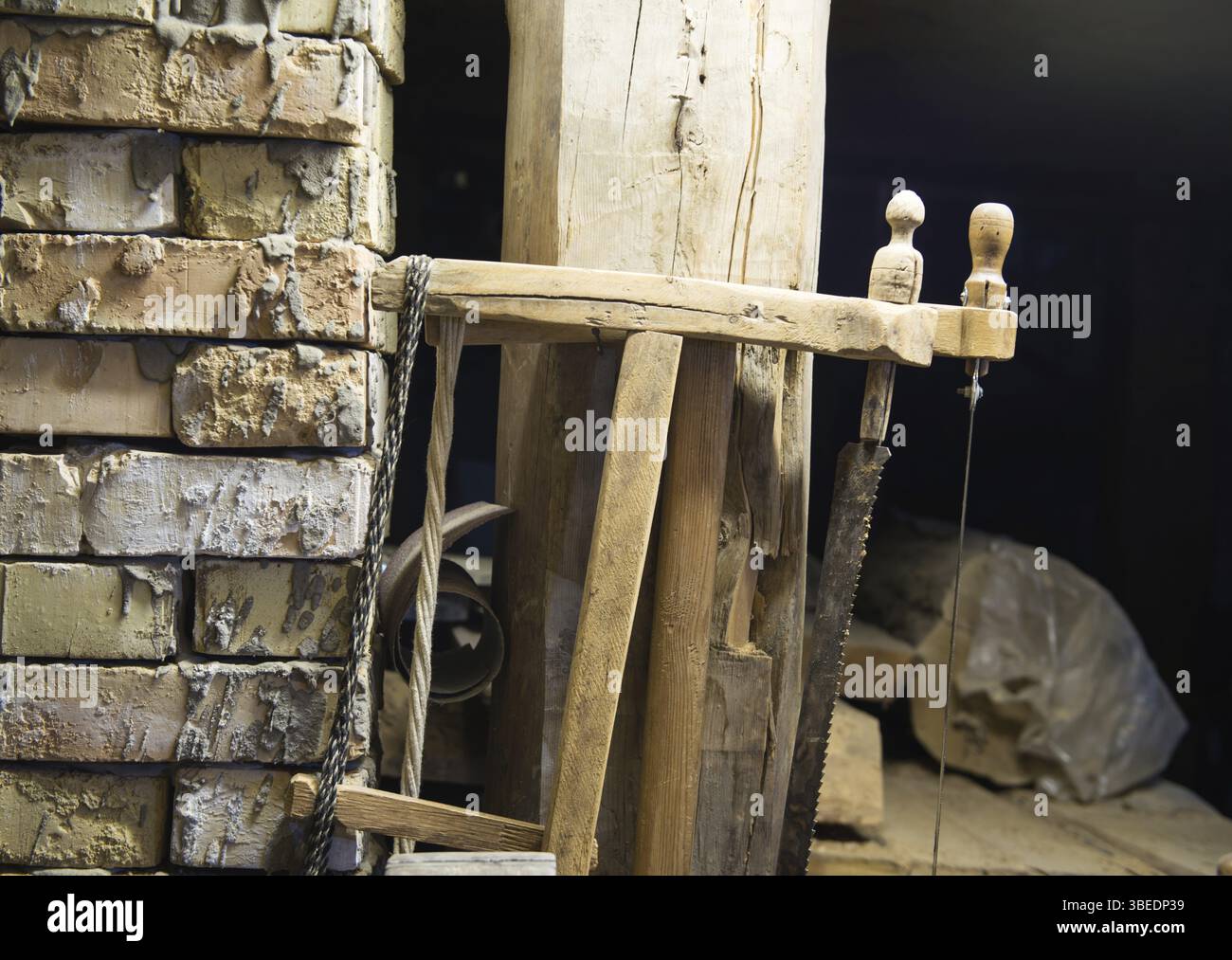 Équipement dans l'atelier pour la restauration d'instruments de musique anciens Banque D'Images