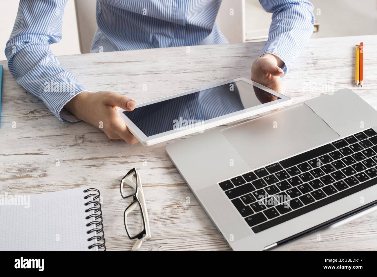 Femme d'affaires assise à un bureau avec ordinateur tablette. Bureau d'entreprise avec ordinateur portable. Appareil intelligent mobile dans les processus d'entreprise. Occupa Banque D'Images