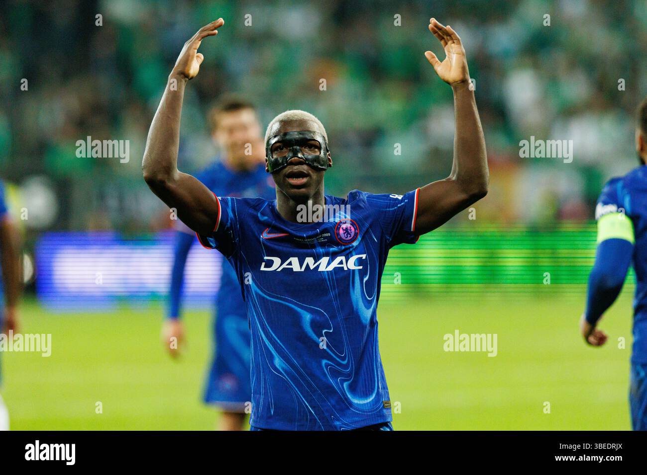 Les joueurs de Chelsea vus en fête après le but de Moises Caicedo lors de la finale de l'UEFA Conference League 2025 entre le Real Betis Balompie et le Chelsea FC (Maciej Rogowski) Banque D'Images