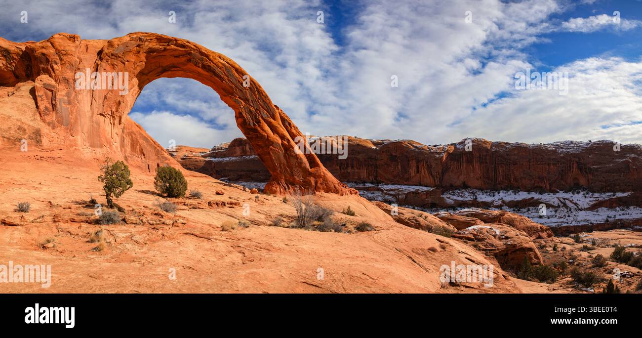 Ce panorama hivernal du désert comprend l'impressionnante Corona Arch située près du parc national des Arches, Moab, Utah. Banque D'Images