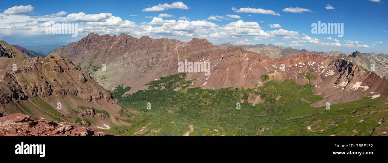 Colorado 14er Pyramid Peak et son massif de couleur marron et pourpre composé de quatre 13ers s'élèvent au-dessus de la verdoyante West Maroon Creek Valley. Banque D'Images