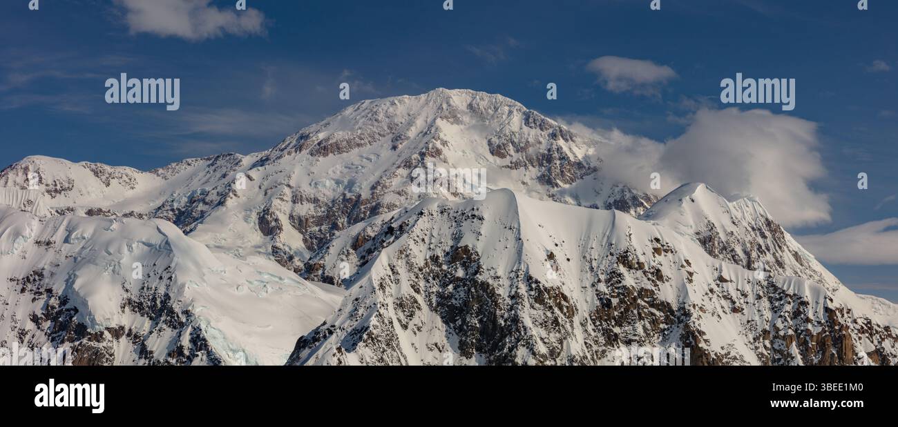 Vue panoramique de près du Denali « The Great One ». Capturé lors d'un débarquement sur glacier affrété par Talkeetna Air Taxi. Banque D'Images
