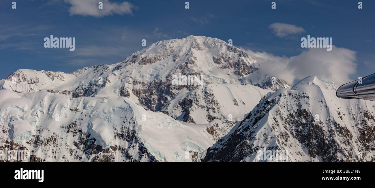 Vue panoramique de près du Denali « The Great One ». Capturé lors d'un débarquement sur glacier affrété par Talkeetna Air Taxi. Banque D'Images