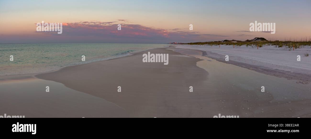 Un beau lever de soleil sur la plage de sable blanc du parc d'État Top Sail Hill à destin Floride. Banque D'Images