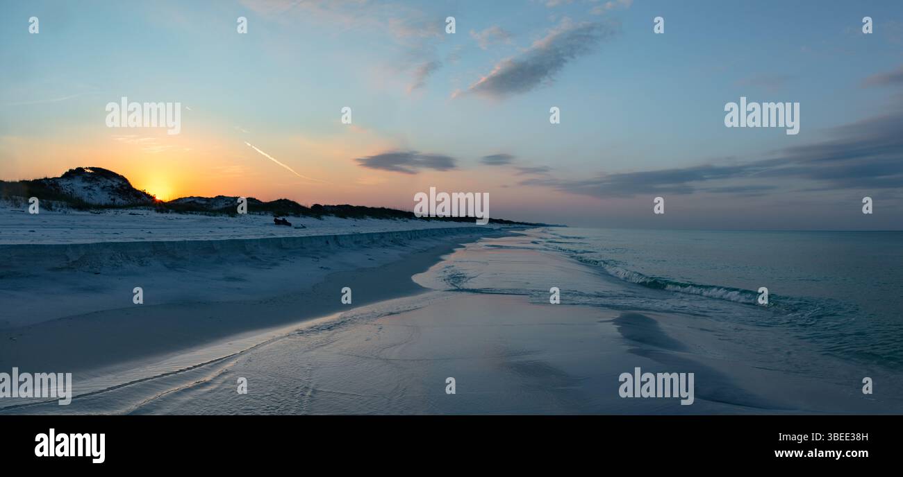 Un beau lever de soleil sur la plage de sable blanc et les dunes de sable du parc d'État Top Sail Hill à destin Floride. Banque D'Images