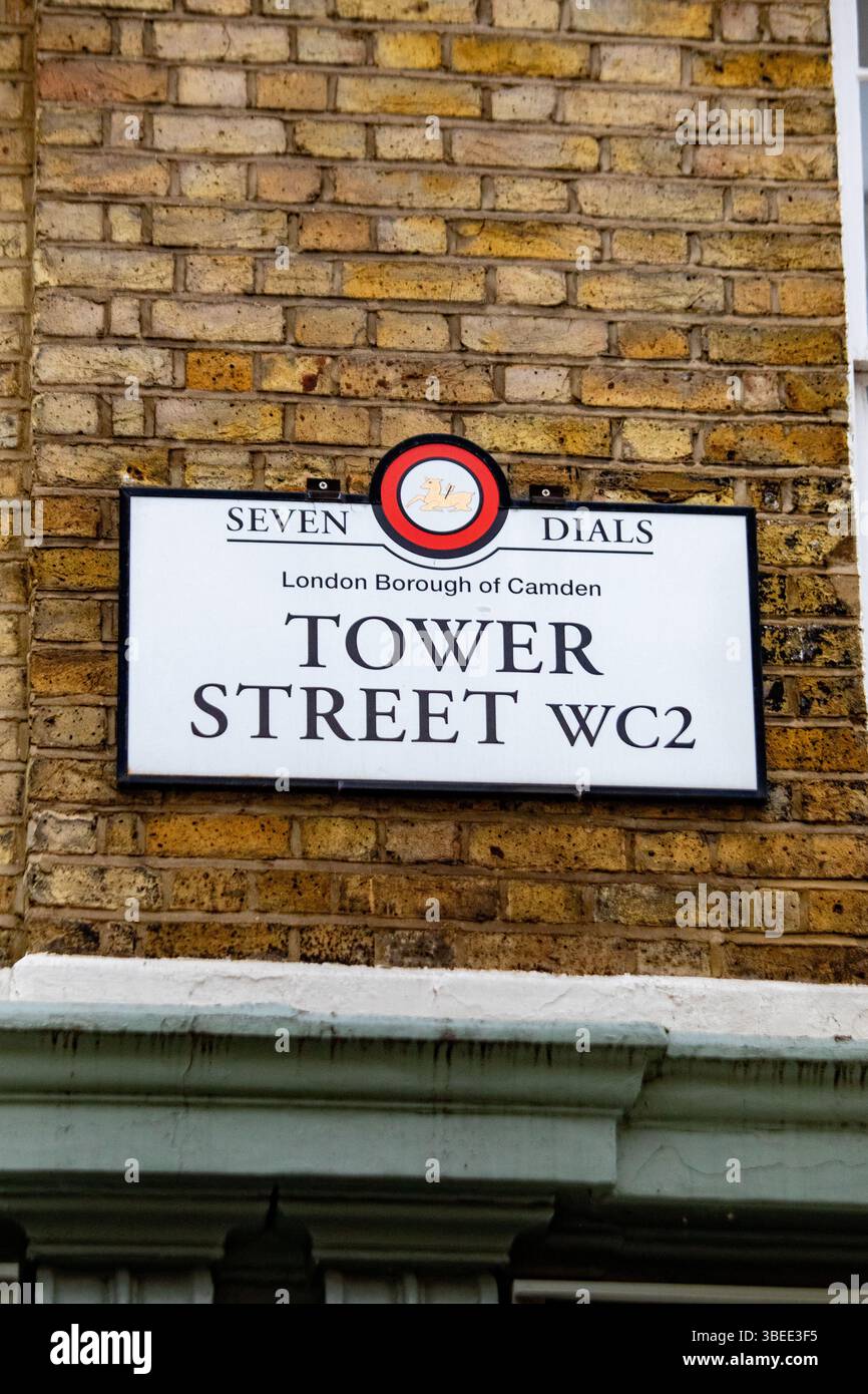 Panneau indiquant Tower Street dans le quartier Seven Dials, London Borough of Camden. Banque D'Images