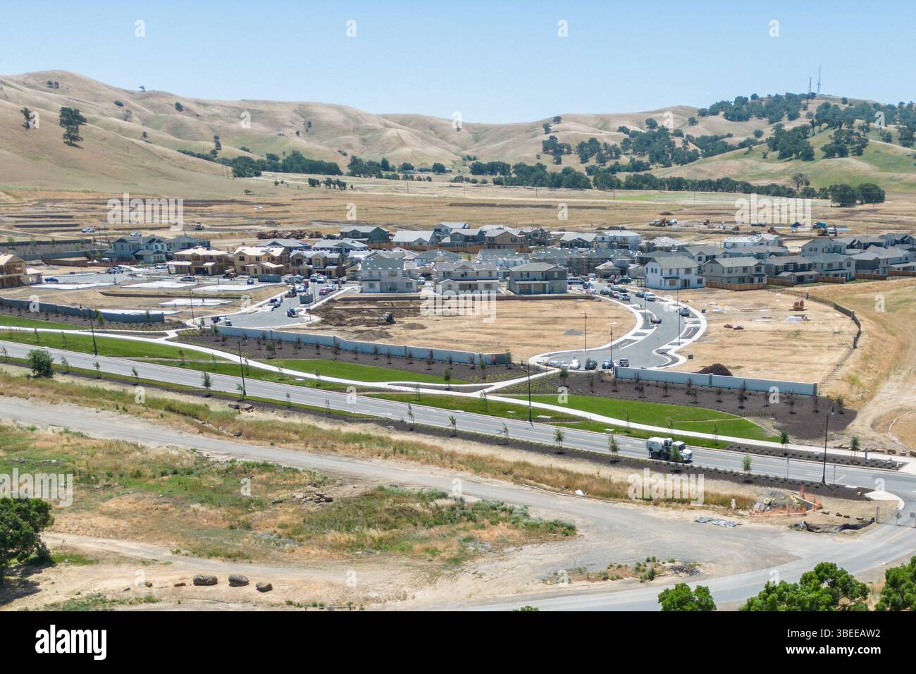 Une nouvelle subdivision et un nouveau logement sont en construction dans la vallée centrale de la Californie, vu d'une perspective de drone aérien d'en haut. Banque D'Images