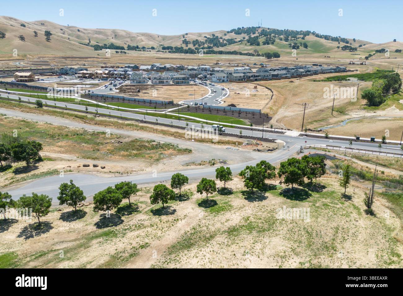 Une nouvelle subdivision et un nouveau logement sont en construction dans la vallée centrale de la Californie, vu d'une perspective de drone aérien d'en haut. Banque D'Images