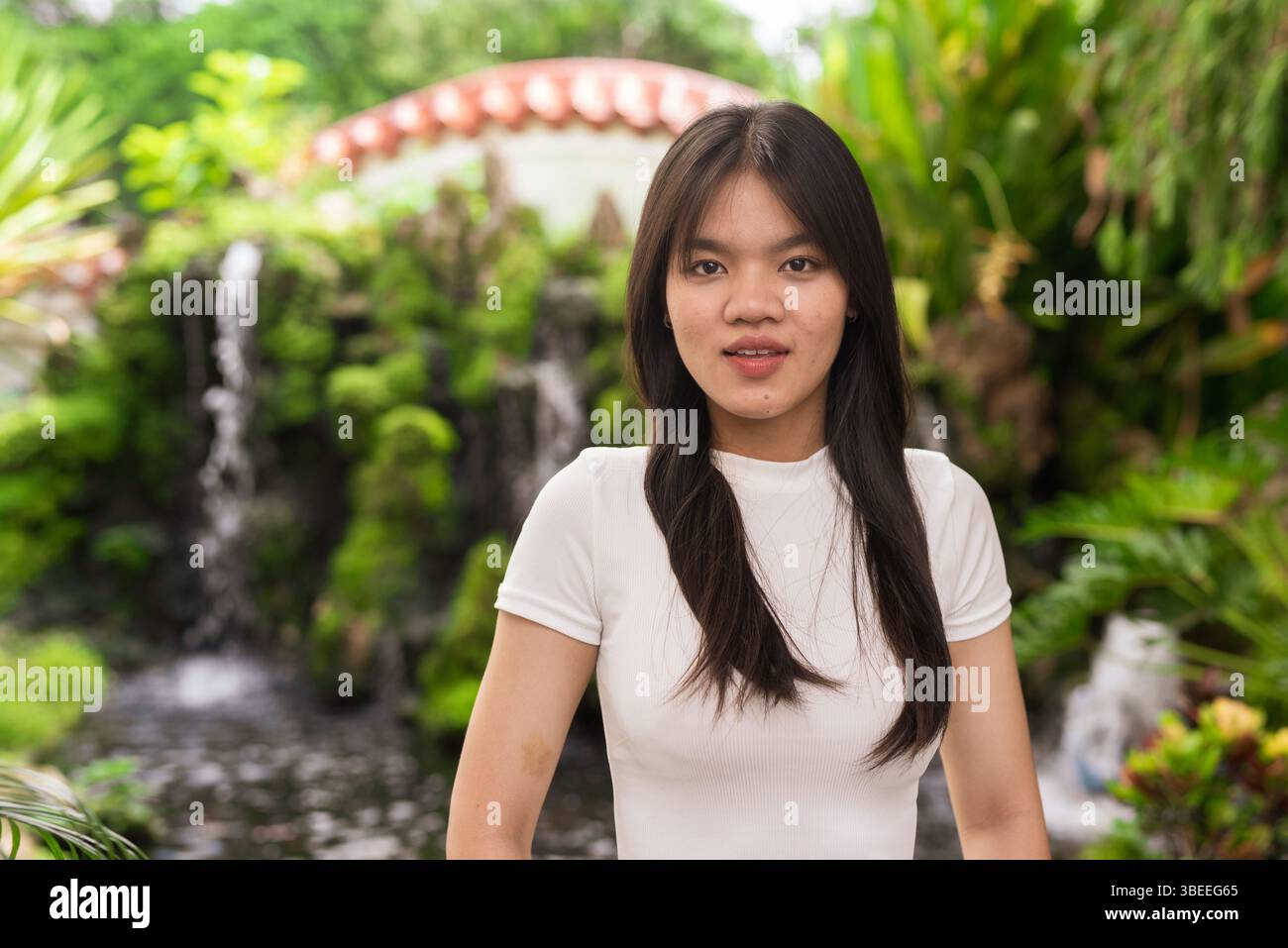 Portrait d'une jeune femme asiatique dans le jardin zen parc à l'extérieur Banque D'Images
