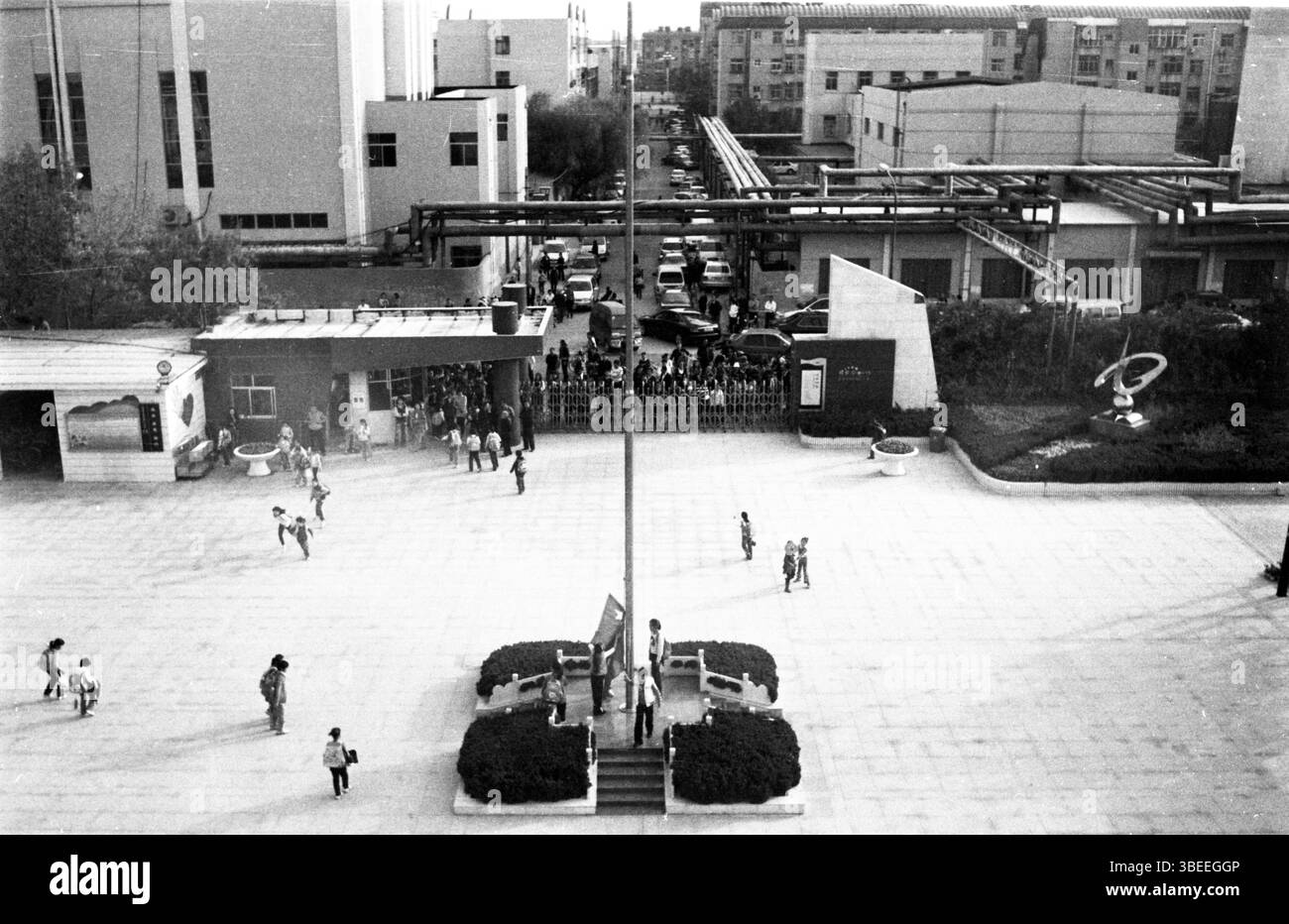 Fin des années 2000 : licenciement de l'école primaire et cérémonie d'abaissement du drapeau avec des parents qui attendent Banque D'Images