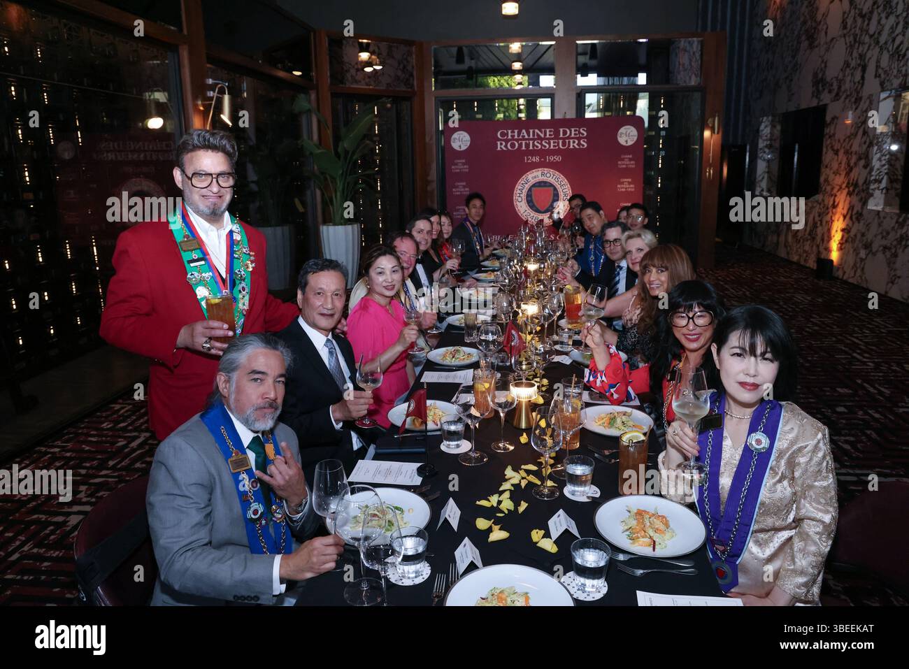 Beverly Hills, Californie, États-Unis. 25 mai 2025. Les membres et les invités posent pour une photo à la Chaîne des Rôtisseurs Beverly Hills célèbre l'excellence culinaire au Gravitas Club de Beverly Hills, en Californie. Crédit : Sheri Determan Banque D'Images