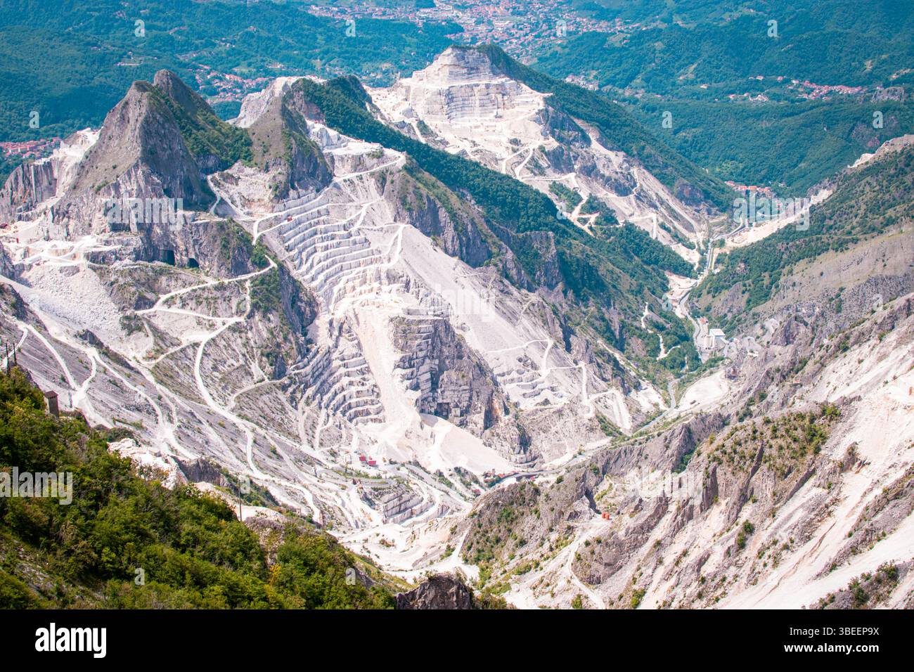 Les Alpes Apuanes, sculptées par des siècles d'exploitation de carrières de marbre, révèlent des sommets spectaculaires et les cicatrices blanches de l'activité humaine ancienne en Toscane, en Italie. Banque D'Images