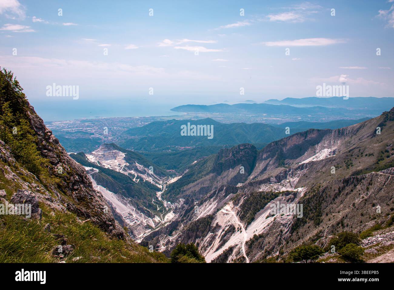 Les Alpes Apuanes, sculptées par des siècles d'exploitation de carrières de marbre, révèlent des sommets spectaculaires et les cicatrices blanches de l'activité humaine ancienne en Toscane, en Italie. Banque D'Images