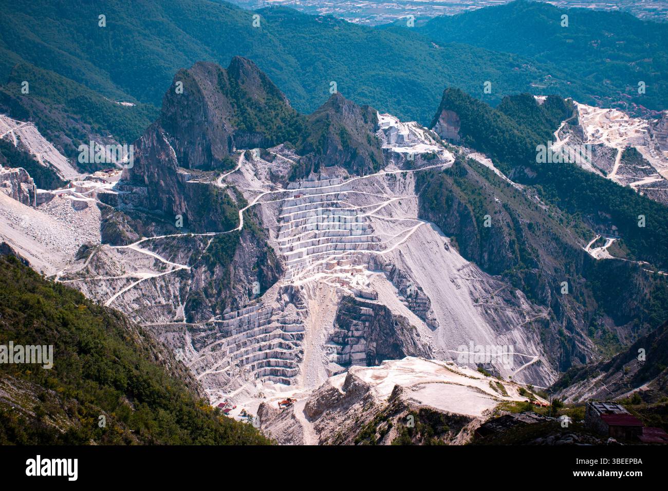 Les Alpes Apuanes, sculptées par des siècles d'exploitation de carrières de marbre, révèlent des sommets spectaculaires et les cicatrices blanches de l'activité humaine ancienne en Toscane, en Italie. Banque D'Images