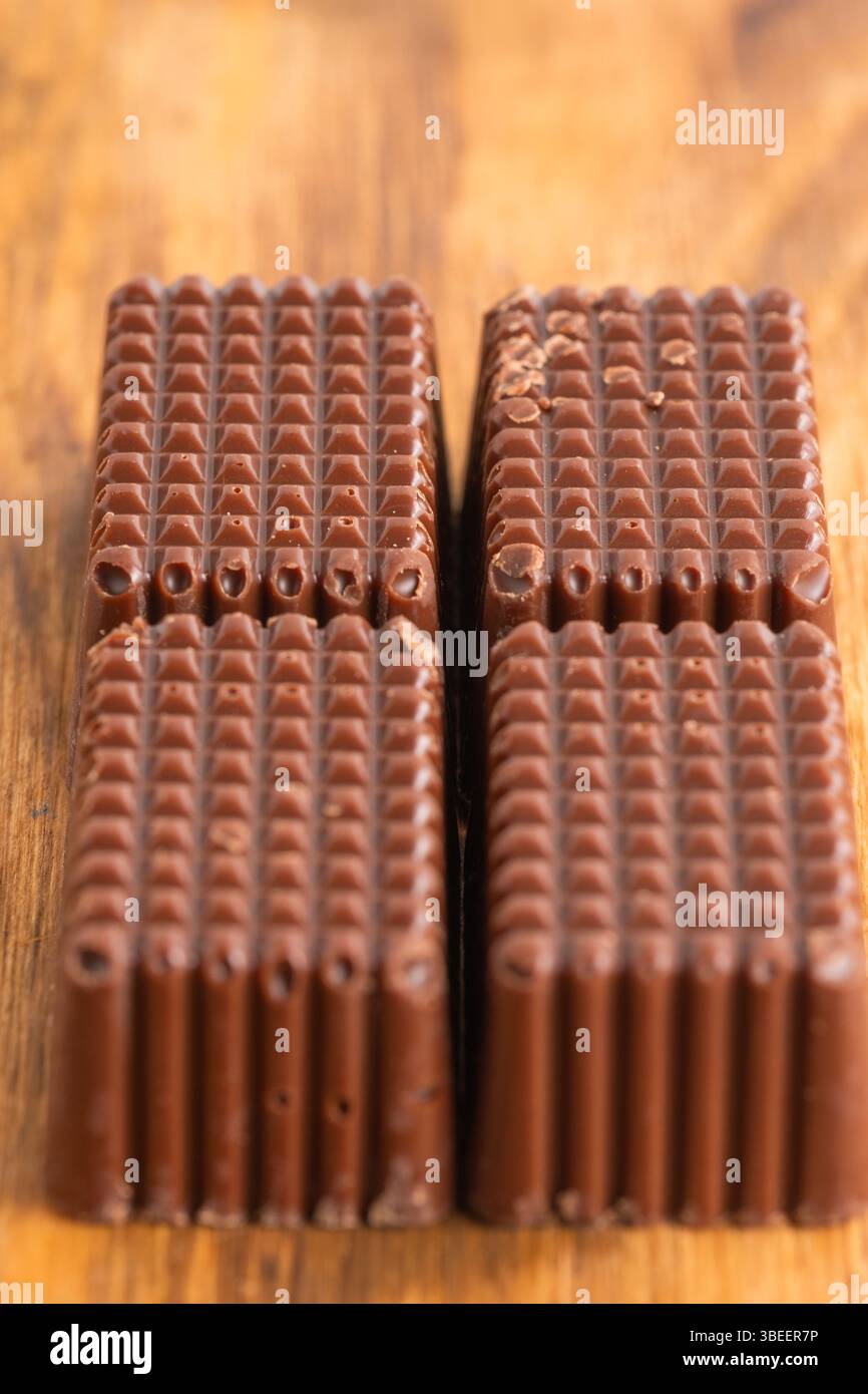 Chocolats sur table en bois, gros plan. Produits de confiserie Banque D'Images