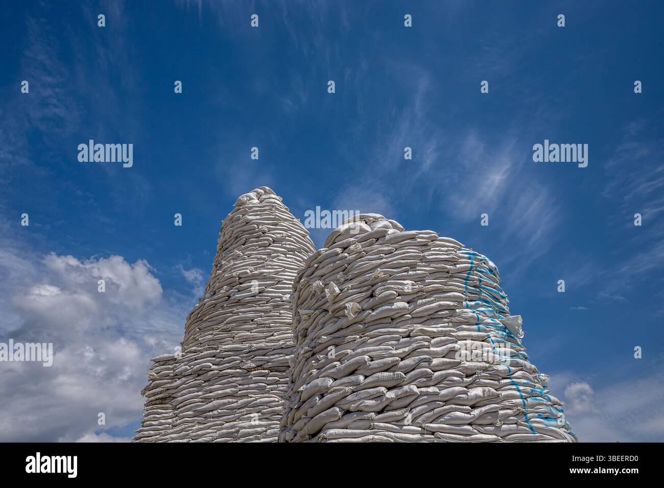 Les sacs de sable protègent les monuments en Ukraine des balles russes. Barricades autour des monuments. Protection contre les balles. Culture ukrainienne. Génocide des Ukrainiens. Banque D'Images