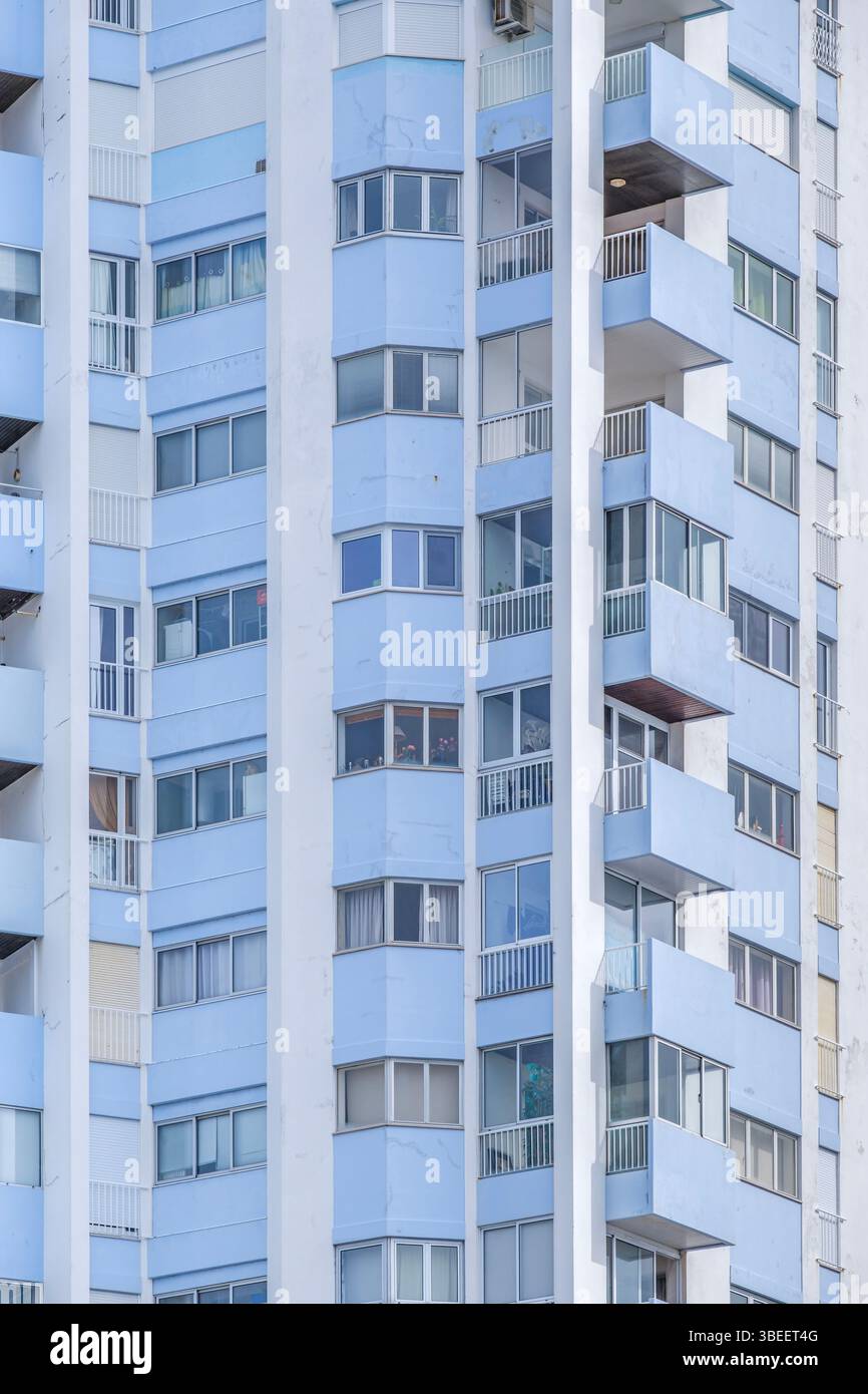 Façade moderne bleue et blanche d'immeuble de grande hauteur. Architecture urbaine, immeuble résidentiel, balcons, design contemporain, ciel dégagé. Banque D'Images